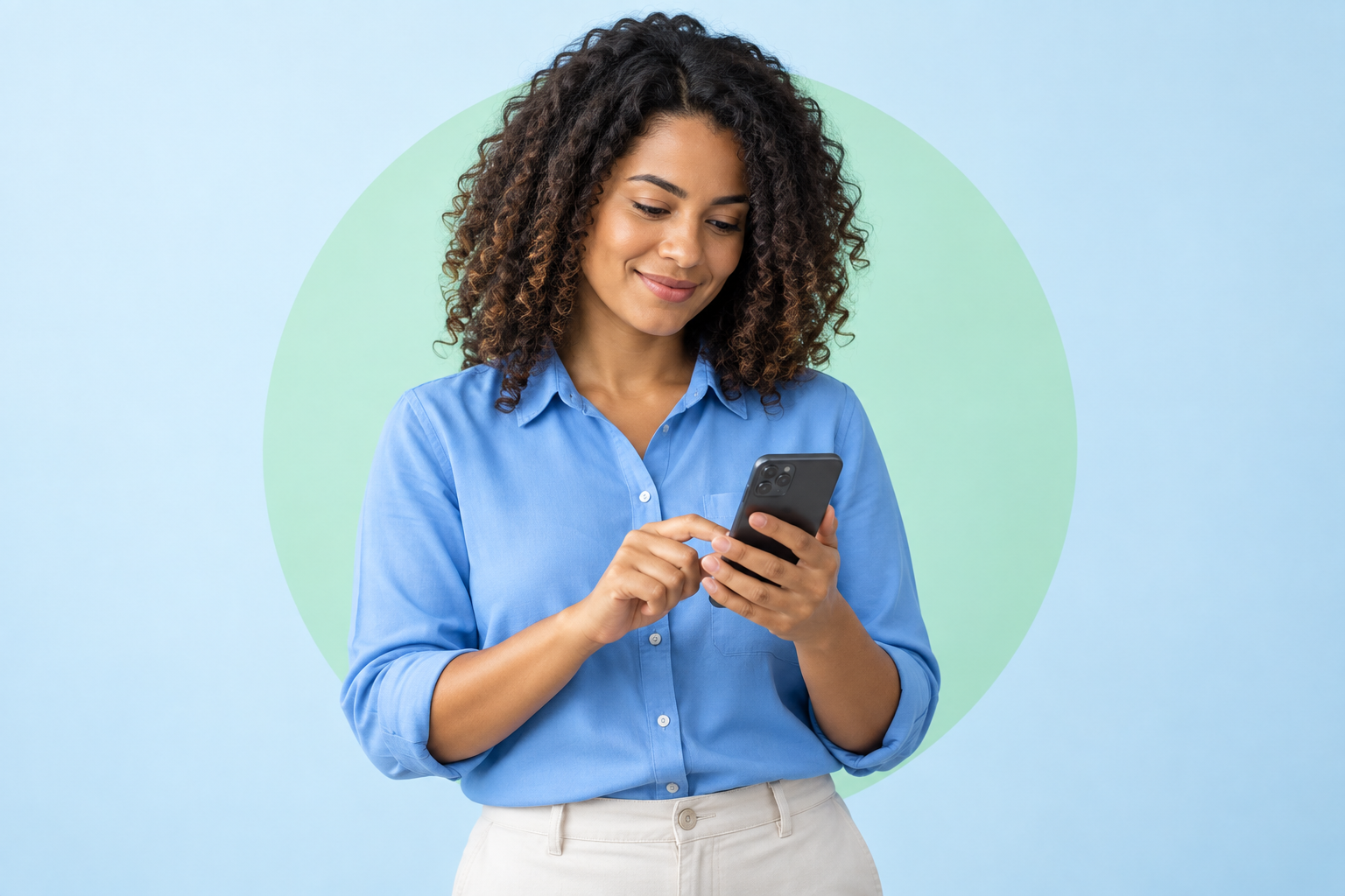 Pessoa usando o celular para consultar uma opção de crédito